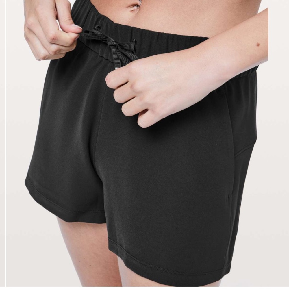 Lululemon On The Fly Short *Woven *2.5"
Black sz 2 - Picture 2 of 5